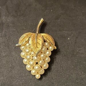 Vintage Crown Trifari Gold Tone Grape Cluster Pearl Brooch